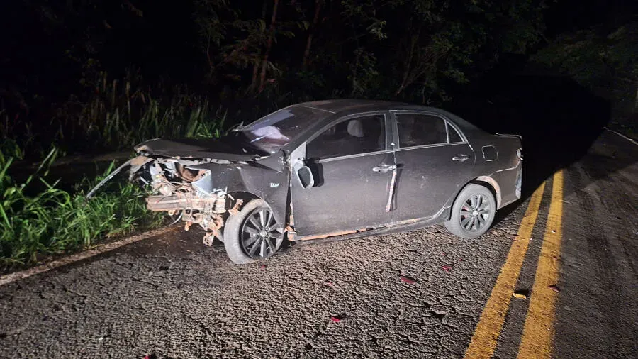 Corolla fica destruído após colisão com ônibus na BR-060