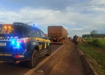 Caminhão carregado com farelo de milho tomba na BR-163, mas motorista não se feriu