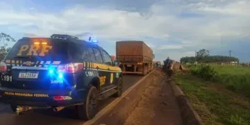 Caminhão carregado com farelo de milho tomba na BR-163, mas motorista não se feriu