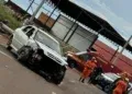 Veículo com quatro jovens bate contra poste e mobiliza equipes