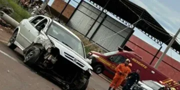 Veículo com quatro jovens bate contra poste e mobiliza equipes
