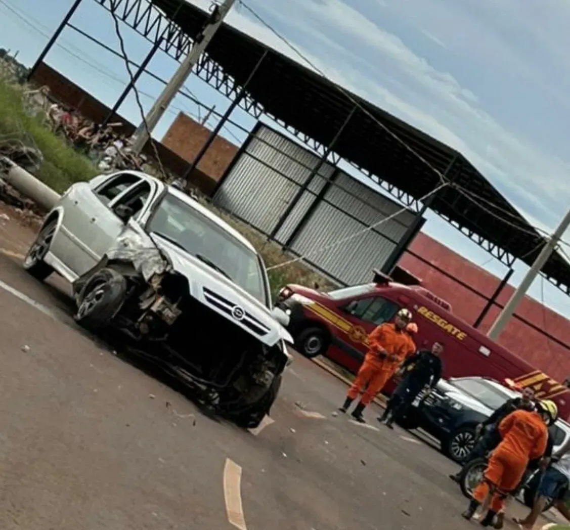 Veículo com quatro jovens bate contra poste e mobiliza equipes