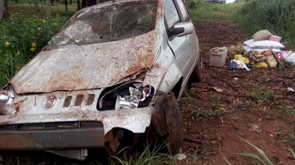 Família fica ferida após carro capotar na MS-276