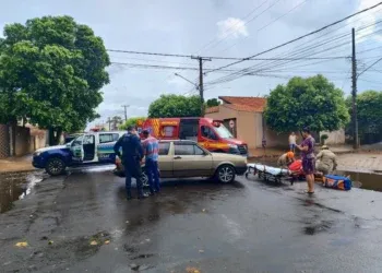 Motociclista fica ferido em acidente com carro no centro