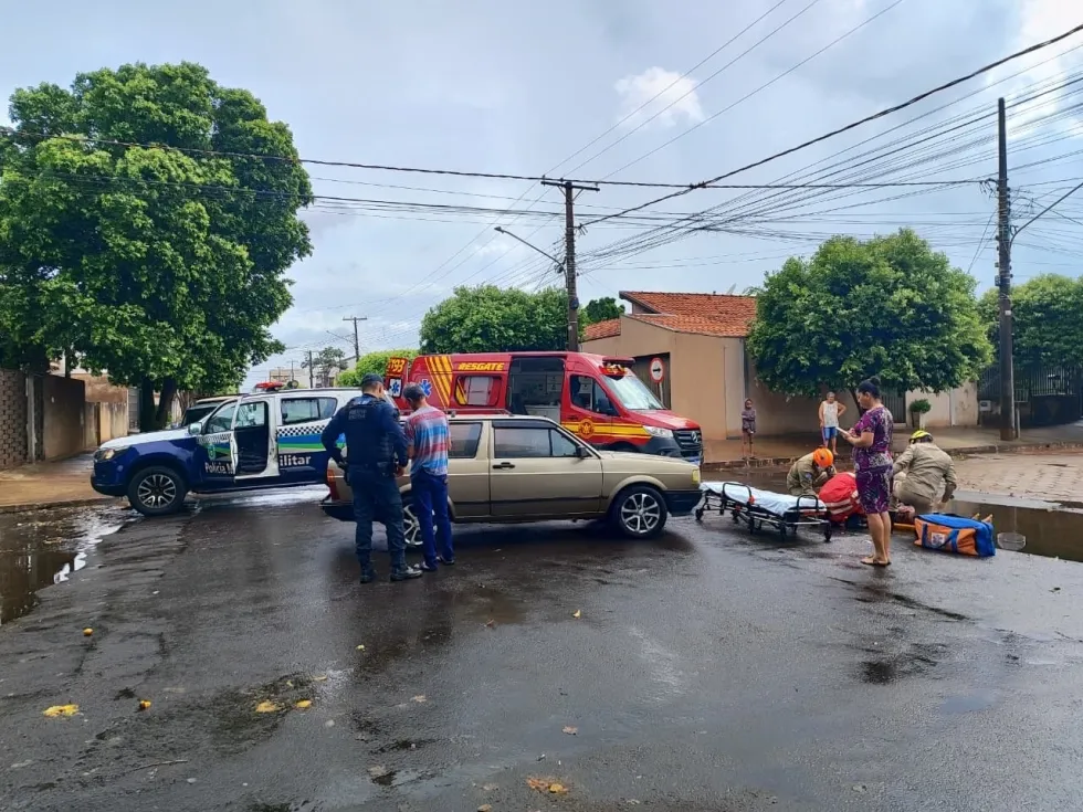 Motociclista fica ferido em acidente com carro no centro