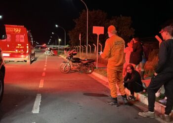 Fiat Uno com oito ocupantes bate em muro, pega fogo e deixa dois feridos na Cafezais