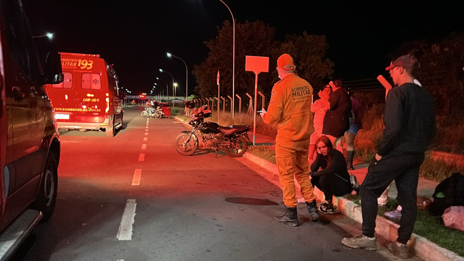 Motorista de Uno bate em muro,  carro pega fogo e deixa dois feridos na Cafezais