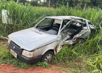 Acidente entre carro e caminhonete durante chuva deixa ferido na BR-040