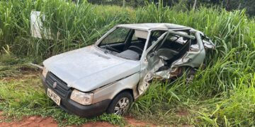 Acidente entre carro e caminhonete durante chuva deixa ferido na BR-040