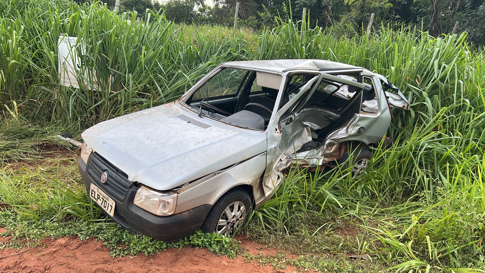 Acidente entre carro e caminhonete durante chuva deixa ferido na BR-040