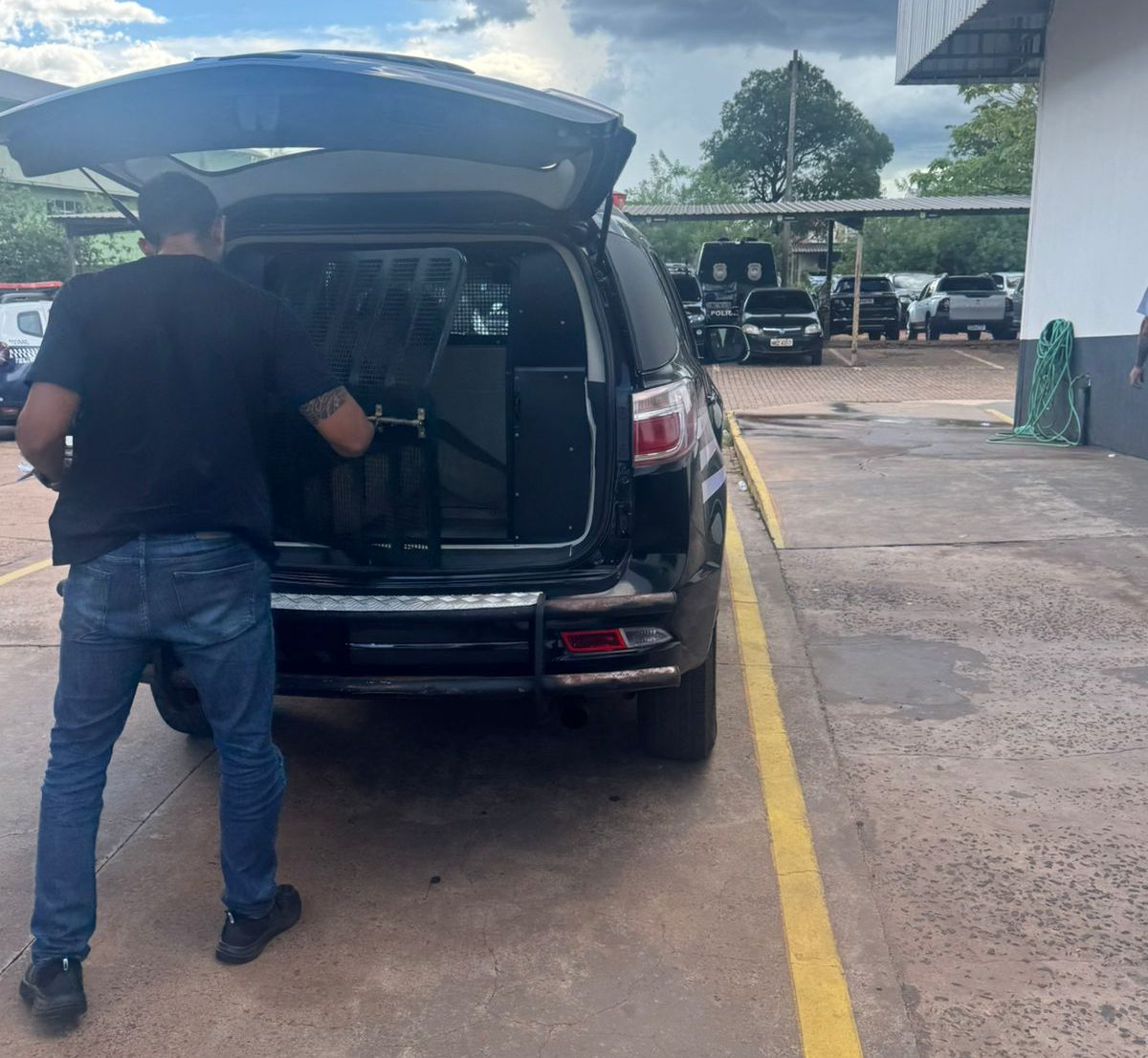 Homem é preso e adolescente apreendido por tráfico de drogas