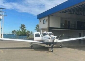 Homem é preso após tentar decolar nu e danificar aviões em aeroporto Homem é preso após tentar decolar nu e danificar aviões em aeroporto