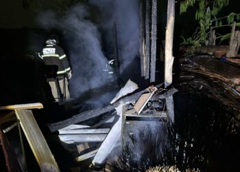 Homem agride companheira e incendeia barraco após briga