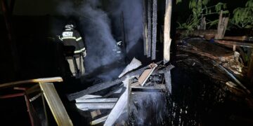 Homem agride companheira e incendeia barraco após briga