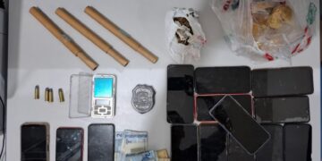 Operação policial prende três pessoas por tráfico de drogas