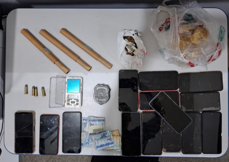 Operação policial prende três pessoas por tráfico de drogas