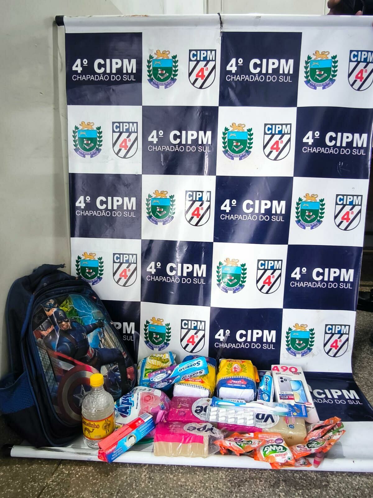 Quatro suspeitos são presos em flagrante por furto em atacadista