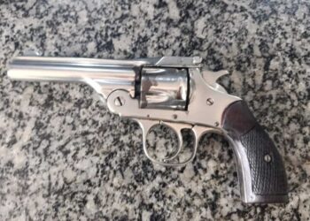 Dois são presos por ameaças a policiais e posse de arma ilegal