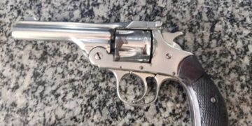 Mulher escapa de tentativa de feminicídio após marido atirar contra ela