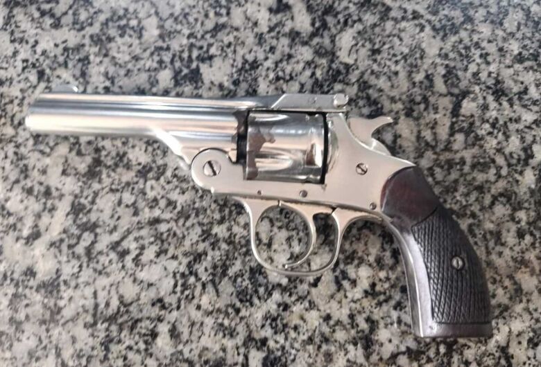 Dois são presos por ameaças a policiais e posse de arma ilegal