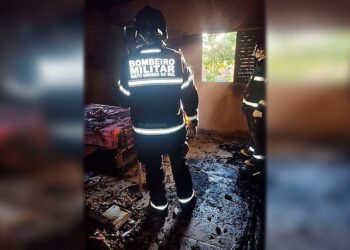 Fogo atinge quarto de residência e vizinhos ajudam a conter incêndio