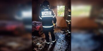 Fogo atinge quarto de residência e vizinhos ajudam a conter incêndio