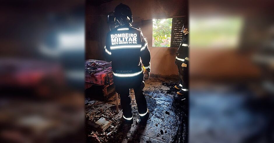 Fogo atinge quarto de residência e vizinhos ajudam a conter incêndio