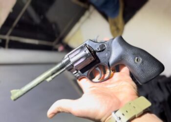 Dupla é presa com revólver dentro de barbearia em Campo Grande