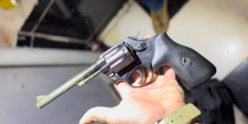 Dupla é presa com revólver dentro de barbearia em Campo Grande