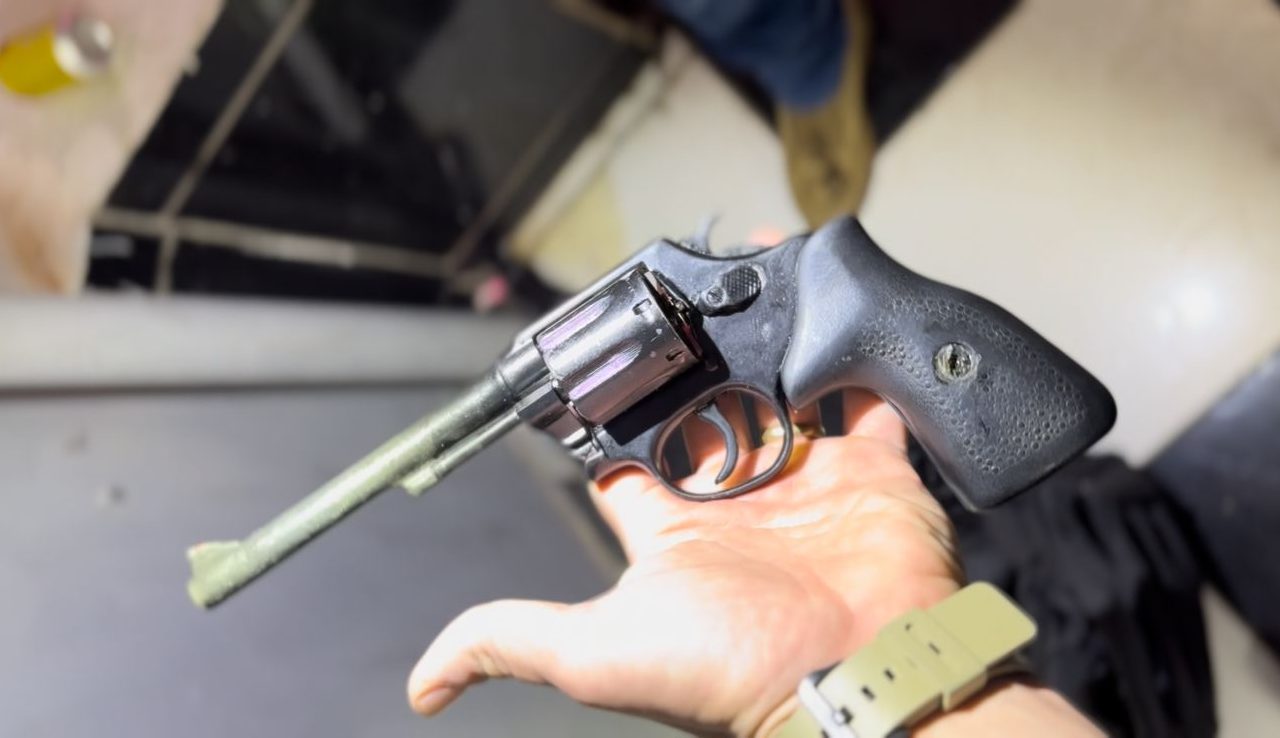 Dupla é presa com revólver dentro de barbearia em Campo Grande