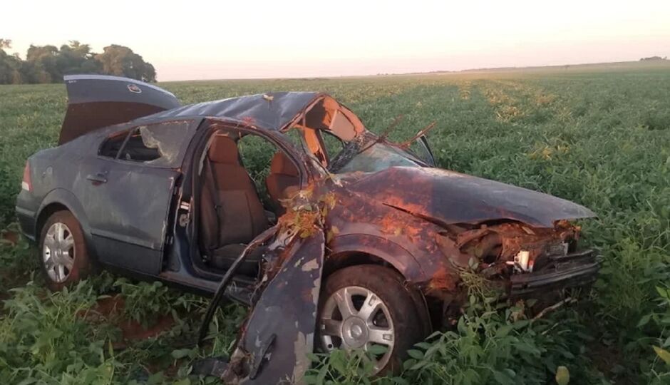 Carro capota em rodovia de MS e deixa mulher em estado grave