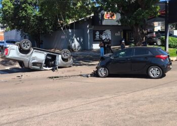 Caminhonete tomba após acidente em cruzamento de Campo Grande