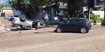 Caminhonete tomba após acidente em cruzamento de Campo Grande