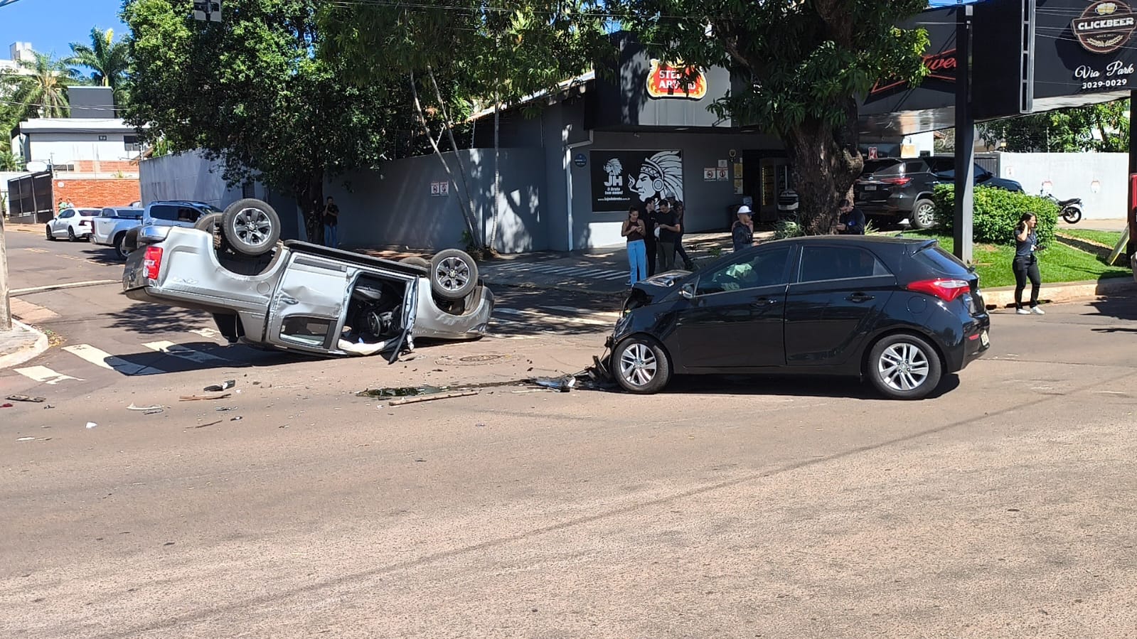Caminhonete tomba após acidente em cruzamento de Campo Grande