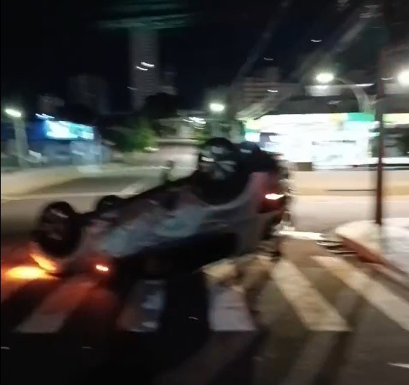 Acidente termina com carro capotado em avenida de Campo Grande