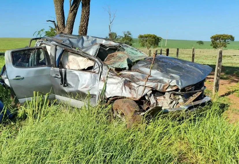 Caminhonete capota na BR-060 e deixa feridos