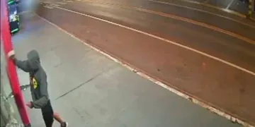 Vitrine de loja é quebrada e caixas de som são furtadas