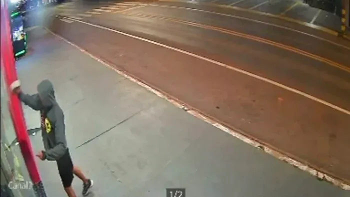 Vitrine de loja é quebrada e caixas de som são furtadas