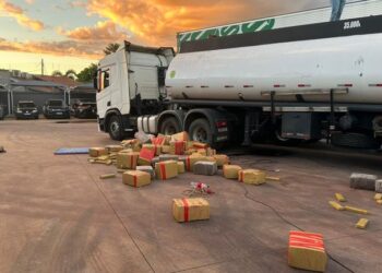 Polícia Federal apreende carreta com oito toneladas de drogas e arma de uso restrito Polícia Federal apreende carreta com oito toneladas de drogas e arma de uso restrito