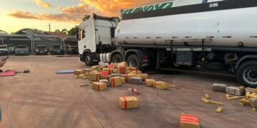 Polícia Federal apreende carreta com oito toneladas de drogas e arma de uso restrito
