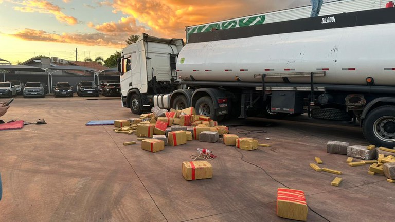 Polícia Federal apreende carreta com oito toneladas de drogas e arma de uso restrito