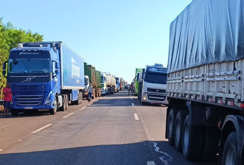 Carro pega fogo após batida, mobiliza Corpo de Bombeiros na BR-163