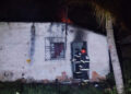 Incêndio destrói casa abandonada usada por pessoas em situação de rua