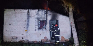Incêndio destrói casa abandonada usada por pessoas em situação de rua
