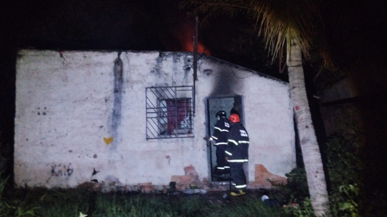 Incêndio destrói casa abandonada usada por pessoas em situação de rua