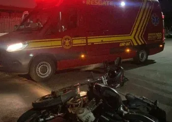 Acidente entre motos deixa duas jovens feridas Acidente entre motos deixa duas jovens feridas
