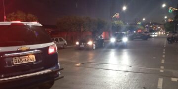 Indivíduo foragido por homicídio tentado tenta escapar durante abordagem e acaba capturado