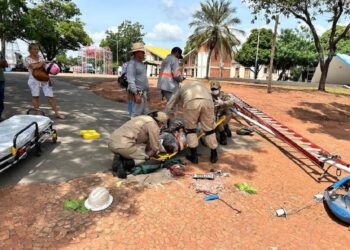 Queda de estrutura metálica deixa trabalhador ferido