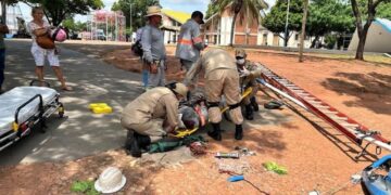 Queda de estrutura metálica deixa trabalhador ferido