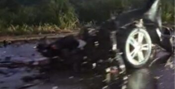 Carro roda na pista molhada, bate em caminhão, parte ao meio e motorista morre